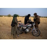 Un soldat du peloton de reconnaissance et d'intervention (PRI) contrôle une moto interceptée dans le Gourma malien.