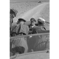 Rencontre entre les maréchaux Rommel et Kesselring, le général Gause, un général italien, peut-être Messe, et l'Oberst Bayerlein.