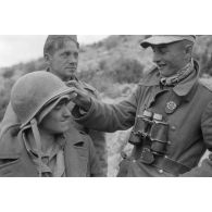 Un Leutnant échange avec des prisonniers américains dont un est légèrement blessé.