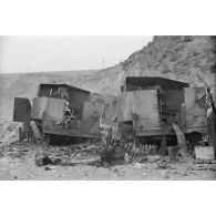 Trois véhicules half-track (APC M2) américains équipés de canons de 75 mm ont été détruits par des mines.