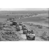 Une longue colonne de véhicules américains de prise mélangés à des matériels allemands de la 10-Pz.Div.