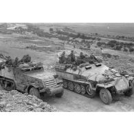 Un half-track M2 de prise est dépassé par un blindé Sd.Kfz-263 et un Sd.Kfz-251/1 de la 5e compagnie du Panzer.Grenadier Regiment (Pz.Gren.Rgt-69).
