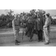 Rencontre entre la population de Tripoli et des soldats de la Luftwaffe.