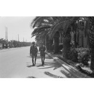 Officiers allemands sur la route principale de Tripoli.