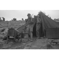 Deux soldats du Génie allemand devant une tente.