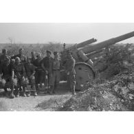 Un canon de 10 cm K 18 (10 cm schwere Kanone K18) dont les servants sont italiens.
