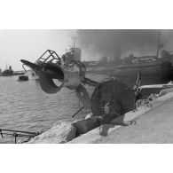 Destructions dans le port de Tripoli.