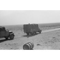 Des camions sur la route du 155e Panzer Artillerie Regiment (Pz.Art.Rgt-155) sur la route.
