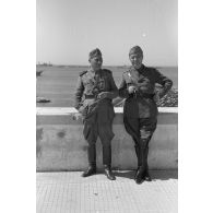 Deux officiers supérieurs italiens non loin du port libyen de Tripoli.