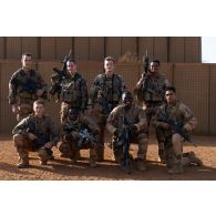 Photographie de groupe d'un détachement du sous-groupement tactique désert (SGTD) Jonquille à Gao, au Mali.