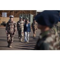 La ministre des Armées Florence Parly passe les soldats du 4e régiment de chasseurs (4e RCh) en revue aux côtés des généraux François Lecointre et Thierry Burkhard à son arrivée à Gao, au Mali.