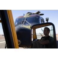 Tractage d'un hélicoptère Merlin EH 101 danois sur la piste de Gao, au Mali.