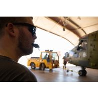 Un pilote danois supervise l'arrivée d'un hélicoptère Merlin EH 101 dans un hangar de la base de Gao, au Mali.
