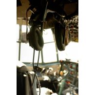 Gros plan sur un casque dans la cabine de pilotage d'un avion de transport Hercules C-130.