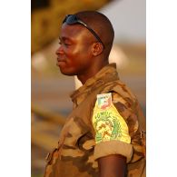 Portrait d'un soldat de la Force multinationale en Centrafrique (FOMUC) au camp de Boali.