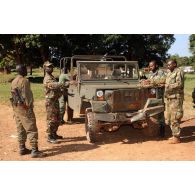 Soldats centrafricains autour d'un véhicule 4x4 Sovamag sur le camp de Bria.