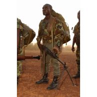 Les soldats centrafricains se préparent à monter leur bivouac à leur arrivée sur le secteur de Birao.
