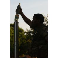 Chargement d'un obus de mortier pour un tir par un soldat du 126e régiment d'infanterie (126e RI) aux abords de l'école du village de Birao.