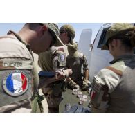 Des soldats du 13e bataillon de chasseurs alpins (13e BCA) comptent les munitions pour une séance d'instruction au tir à Bagdad, en Irak.