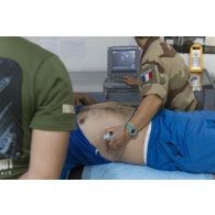 Le médecin en chef Dora effectue une echographie auprès d'un patient à Bagdad, en Irak.