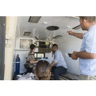 L'infirmière Candy et l'auxiliaire sanitaire Sidonie mènent un contrôle du matériel contenu dans une ambulance à Bagdad, en Irak.