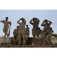 Des instructeurs français et irakiens observent le champs de tir de Besmayah, en Irak.