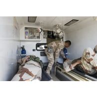 Des infirmiers irakiens évacuent des soldats blessés par ambulance à Bagdad, en Irak.