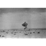 Une explosion dans le désert.