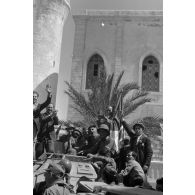 A Benghazi, groupes de civils et de jeunes Italiens en compagnie de soldats allemands.