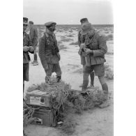 Le général Erwin Rommel inspecte des caisses de munitions prises aux Britanniques.