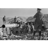 Le général Erwin Rommel inspecte une batterie d'artillerie abandonnée par ses servants.