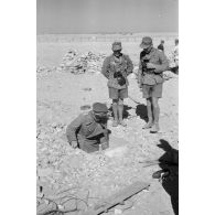 Le général Erwin Rommel inspecte des positions italiennes abandonnées.
