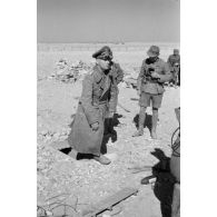 Le général Erwin Rommel inspecte des positions italiennes abandonnées.