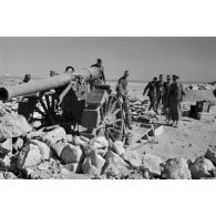Le général Erwinn Rommel inspecte des canons de 120 mm abandonnés et sabotés.