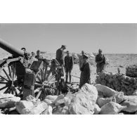 Le général Erwinn Rommel inspecte des canons de 120 mm abandonnés et sabotés.