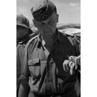 Un capitaine (Hauptmann) tient un crabe dans sa main.