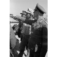 Le général Erwin Rommel près de l'encuvement d'une pièce de 8,8 cm FlaK, suit les explications d'un soldat ou d'un sous-officier.