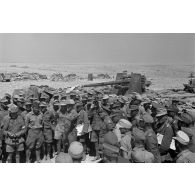 Les généraux Rommel et Gause, de dos, entourés de soldats, devant un canon de 8,8 cm FlaK-18-L56.