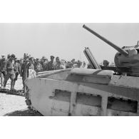 Le général (Generalleutnant) Erwin Rommel inspecte un char Matilda MkII britannique détruit, en compagnie du capitaine (Hauptmann) Bach.