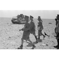 Le général (Generalleutnant) Erwin Rommel inspecte un char Matilda MkII britannique détruit, en compagnie du capitaine (Hauptmann) Bach.