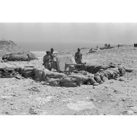 Vue des positions italiennes de la passe d'Halfaya, alvéoles d'artillerie, canon britannique Ordnance QF de 2 livre.