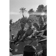 Le général (Generalleutnant) Erwin Rommel, le général Gastone Gambara et le général (Generalmajor) Johann von Ravenstein assistent à la fantasia.