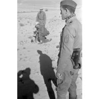 Un sergent (Unterfeldwebel), qui porte un insigne de vétéran de Narvik sur la manche gauche, surveille la pose des mines.