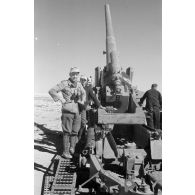 Les servants d'un canon de 17 K-18 posent près du canon numéro deux de la batterie.