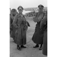 Le général Erwin Rommel entouré d'officiers dont un appartenant à la Luftwaffe et l'Oberstleutnant Westphal.