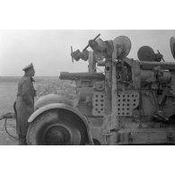 Le général Erwin Rommel inspecte un canon britannique Ordnance QF 3,7 In.