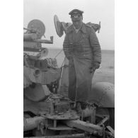 Le général Erwin Rommel inspecte un canon britannique Ordnance QF 3,7 In.