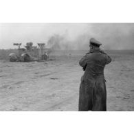 Le général Erwin Rommel photographie le canon britannique en train de brûler.