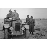 Le blindé britannique Rolls-Royce armoured car est inspecté par le général Erwin Rommel et l'Oberstleutnant Westphal.