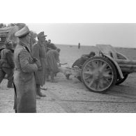 Le général Erwin Rommel fait mettre en batterie des canons italiens Obice da 100/17 modello 14.